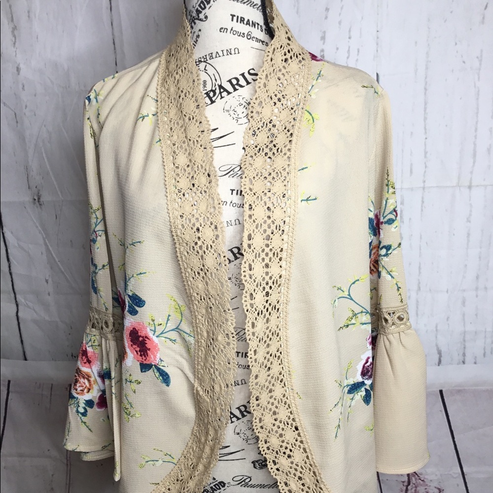 Women’s 🌸SOLD🌸 Flower Coverup - Picture 1 of 7